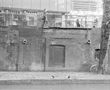 881840 Gezicht op de werfkelder langs de Oudegracht te Utrecht ter hoogte van de winkel van Perry Sport (Potterstraat 2).
